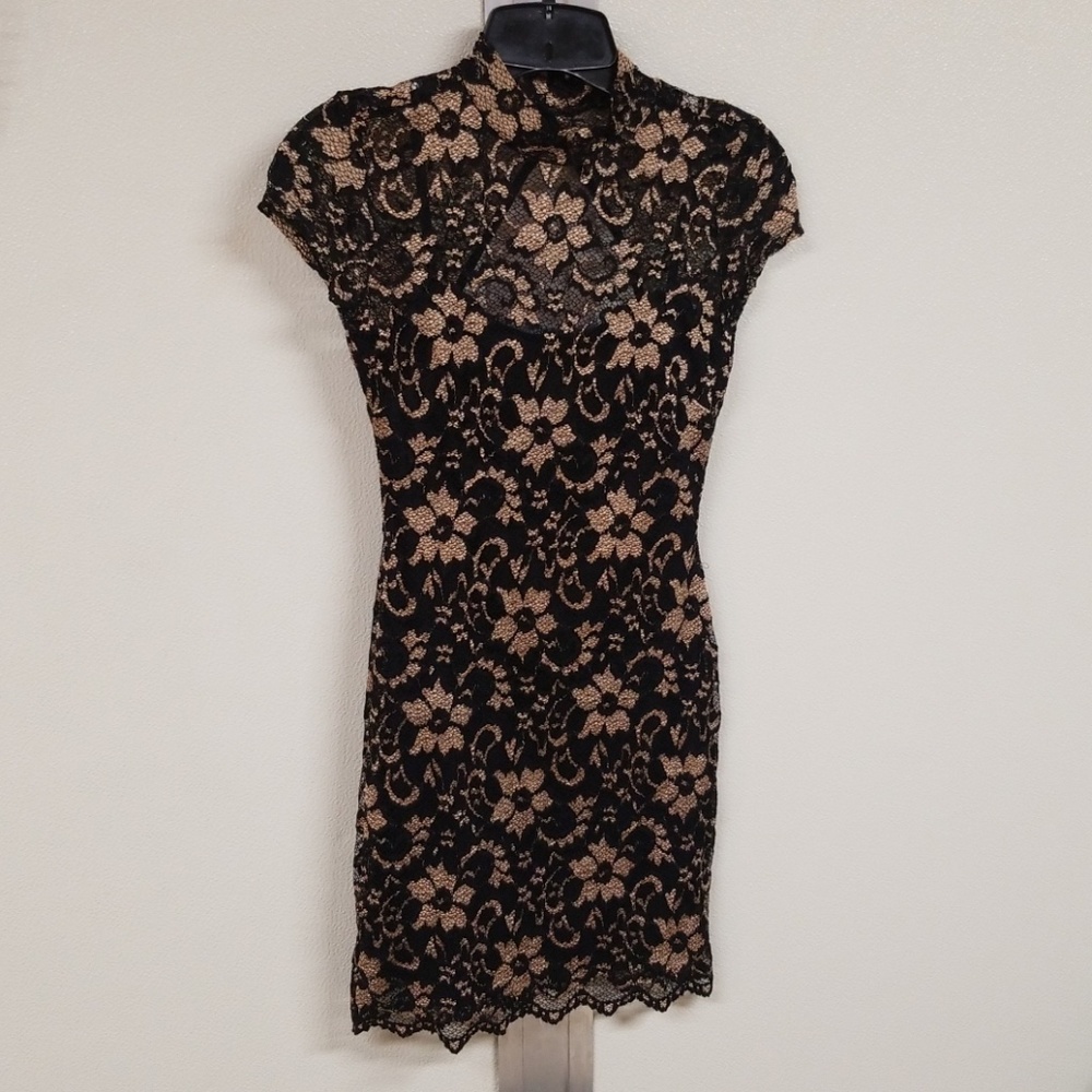 Lace short-sleeved cocktail dress